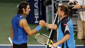 David Nalbandi&aacute;n y Rafa Nadal se saludan tras la final del torneo de Par&iacute;s-Bercy 2007, en la que el argentino se proclam&oacute; campe&oacute;n.