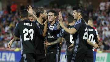Los jugadores del Real Madrid celebran uno de sus goles en Granada.