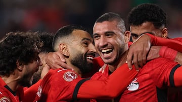 Salah celebra con Rabia el segundo gol ante Costa de Marfil.
