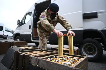 Miembro de artillería saca las balas para los cañones de las salvas en homenaje al duque de Edimburgo en el patio de armas de Woolwich Barracks, en el área metropolitana de Londres.