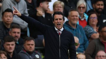 Unai Emery, técnico del Aston Villa, da indicaciones durante un partido.