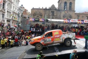 La caravana del Dakar llega a La Paz, donde les recibió Evo Morales, tras la suspensión de la sexta etapa por las fuertes lluvias.