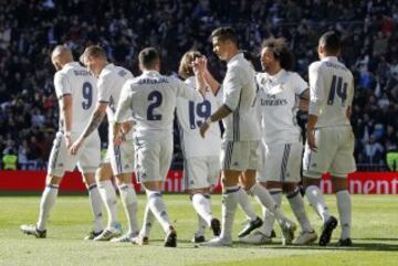 El equipo celebra el cuarto gol.