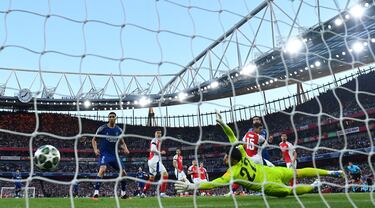 0-1. Avanza Ousmane Dembélé y se apoya en la banda derecha con Khvicha Kvaratskhelia. El georgiano se enfrenta a dos rivales en el área de los gunners, da un pase atrás en donde llega el mosquito, que la pega con la izquierda y de primeras, para mandar el balón ajustado al palo izquierdo de David Raya y anotar el primer tanto para los parisinos.