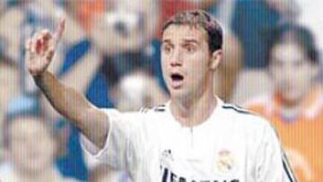 <b>GUARDA SILENCIO</B>. Helguera está triste y ha decidido no hablar tras la multa impuesta por el club.