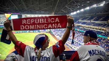 Miami (United States), 14/03/2023.- Dominican Republic fans cheer during the 2023 World Baseball Classic Pool D match between Dominican Republic and Israel at loanDepot park baseball stadium in Miami, Florida, USA, 14 March 2023. (República Dominicana, Estados Unidos) EFE/EPA/CRISTOBAL HERRERA-ULASHKEVICH