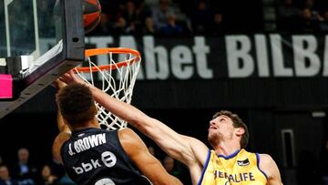 GRAF5986. BILBAO, 09/11/2019.- El base estadounidense de Bilbao Basket, Jaylon Brown (i), intenta encestar ante el alero de Herbalife Gran Canaria, Oriol Paulí, durante el encuentro de la jornada regular de la ACB disputado esta noche en el Bilbao Arena de la capital vasca. EFE/Miguel Toña.