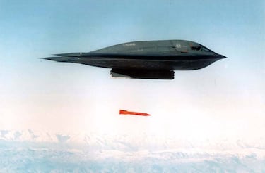 El bombardero furtivo B-2 debutó en combate el 24 de marzo de 1999, lanzando bombas guiadas por satélite de 900 kg sobre objetivos en Yugoslavia.