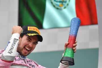 Sergio 'Checo' Pérez, emocionado en el podio de bakú.