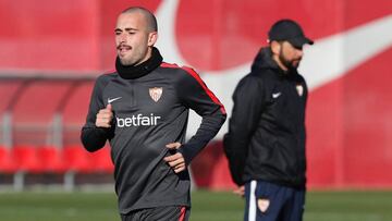 Aleix Vidal entrena con el Sevilla. 