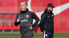 Aleix Vidal entrena con el Sevilla. 