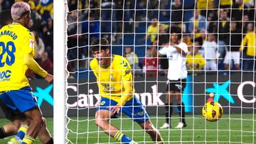 LAS PALMAS DE GRAN CANARIA, 10/02/2024.- El delantero de Las Palmas Marc Cardona celebra su gol, segundo del equipo, durante el partido de LaLiga de fútbol que UD Las Palmas y Valencia CF disputan este sábado en el estadio de Gran Canaria. EFE/Ángel Medina
