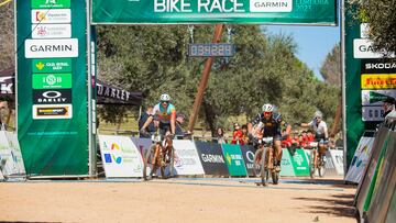 Llegada a meta de la carrera élite masculina en la Andalucía Bike Race by GARMIN. Enrique Morcillo y Hugo Drechou se han llevado la victoria.