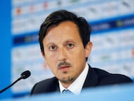 (FILES) Olympique Marseille's Spanish President Pablo Longoria speaks during a press conference to present team's new players, at at Stade Velodrome in Marseille, on August 4, 2023. OM's majority shareholder McCourt declared on September 21, 2023, his "ferm" support to the club's president Longoria, and advises a "necessary deep change", following a meeting with supporter groups. (Photo by CLEMENT MAHOUDEAU / AFP)