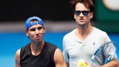 El tenista espa&ntilde;ol Rafael Nadal (i) entrena en compa&ntilde;&iacute;a de su entrenador Carlos Moya (d), en la pista Rod Laver Arena.