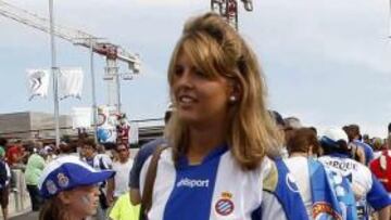 <b>Las pericas están como nunca</b> Lo han estado siempre, pero ayer vistieron sus mejores galas. Se inauguraba la nueva casa, en Cornellà-El Prat, y según fuentes del club más del 25 por ciento del aforo lo ocuparon ellas, que, como esta rubia, fueron las protagonistas.