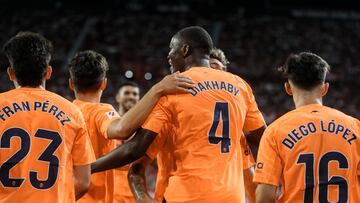 SEVILLA, 11/08/2023.- El centrocampista del Valencia Mouctar Diakhaby (2-d) celebra con sus compañeros tras marcar ante el Sevilla, durante el partido de LaLiga disputado este viernes en el estadio Sánchez Pizjuán, en Sevilla. EFE/José Manuel Vidal
