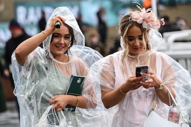 El Aintree Grand National es la carrera ecuestre de obstáculos más importante del Reino Unido. Hoy se celebra el Ladies Day, donde los sombreros y el glamour se convierten en los protagonistas.