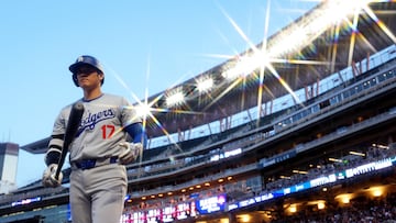 MINNEAPOLIS, MINNESOTA - APRIL 09: (EDITOR'S NOTE: Image made with star filter) Shohei Ohtani #17 of the Los Angeles Dodgers looks on in the on-deck circle against the Minnesota Twins in the fourth inning at Target Field on April 09, 2024 in Minneapolis, Minnesota. The Dodgers defeated the Twins 6-3.   David Berding/Getty Images/AFP (Photo by David Berding / GETTY IMAGES NORTH AMERICA / Getty Images via AFP)