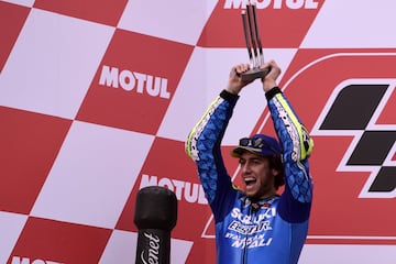 Álex Rins celebrando sobre el podio la segunda posición conseguida en el Gran Premio de Valencia. 