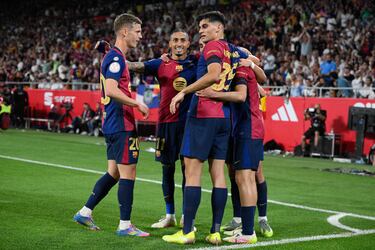 1-0. Pedri celebra el primer gol con sus compañeros.