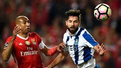 Luisao y Monteiro disputan un bal&oacute;n durante el &uacute;ltimo Benfica-Oporto de la liga portuguesa.