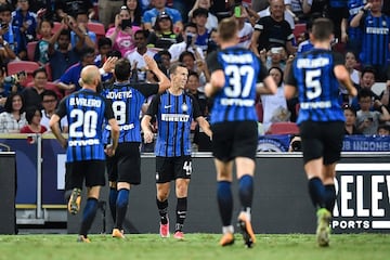 Desde su consagración en la Champions League de 2010, los ‘neroazzurri’ no han alzado cabeza. Once técnicos han pasado desde aquella Final en el Santiago Bernabéu, con José Mourinho al frente; no han ganado un solo título desde la Copa de Italia desde 2011; fueron vendidos a un grupo inversor indonesio y, para coronar la debacle, fueron eliminados por el Hapoel israelí, en la fase de grupos de la Europa League de la temporada anterior.
