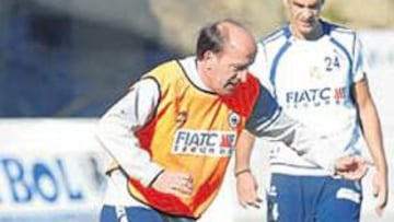 <b> APUESTA. </b>Lotina explicó ayer a Xabi Prieto lo que quiere de él.