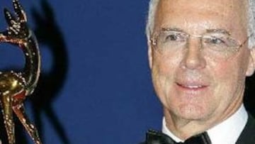 <b> GALARDONADO. </b> El 'kaiser' posa con el trofeo recibido en la gala de los Premios Bambi.