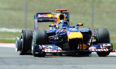 Un pinchazo en la vuelta dos arruinó las opciones de Vettel en Silverstone. El alemán, que partía desde la pole, se tocó con Hamilton en los primeros compases de la carrera y sólo pudo ser séptimo en meta. Webber se impuso, y el podio fue completado por Hamilton y Rosberg. En la general el británico (145) aumenta su ventaja sobre el segundo, su compañero Button (133). Webber sube a la tercera plaza (128) y supera a Vettel (121). Alonso no suma puntos y sigue quinto (98).