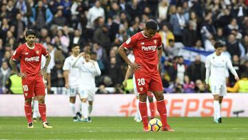 Muriel y Banega se lamentan.