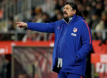 El segundo entrenador del Atlético de Madrid, el argentino Germán Burgos "El Mono Burgos", da indicaciones a sus jugadores durante el partido correspondiente a la ida de los octavos de final de la Copa del Rey