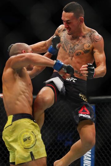 Max Holloway y José Aldo durante el combate.