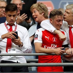 Según Wenger, Alexis y Özil no saldrán este verano del Arsenal