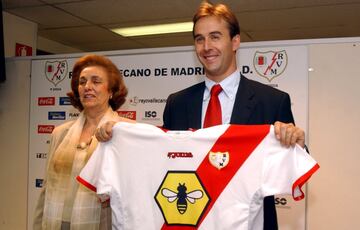 El 26 de junio de 2003 fue presentado como nuevo entrenador del Rayo Vallecano para la temporada en Segunda División.