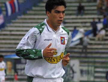 Cuando iniciaba su carrera, el histórico goleador de Colo Colo actuó por Puerto Montt, en 2002.