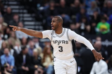 San Antonio Spurs guard Chris Paul (3)