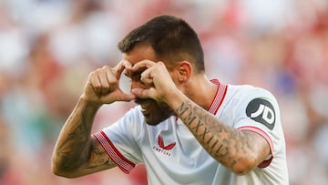 Sevilla, 11/08/2023.- El centrocampista español del Sevilla Suso celebra tras anotar un gol, el tercero ante el Almería, con su compañero Youssef En-Nesyri este martes, durante el partido de liga disputado en el estadio Sánchez Pizjuan de Sevilla. EFE/ José Manuel Vidal
