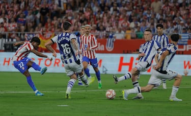 El Atlético reaccionó con rapidez. Lookman recibió dentro del área, se giró y sacó un disparo raso ajustado al palo para devolver la igualdad al marcador.