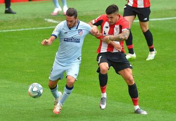 Koke pelea el balón con Yuri.