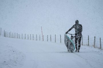 La nieve, la baja temperatura del agua... Nada detiene a estos surfistas que una temporada más disfrutan de la islas noruegas de Lofoten, en pleno Círculo Ártico.  