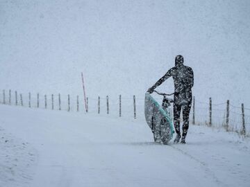 La nieve, la baja temperatura del agua... Nada detiene a estos surfistas que una temporada más disfrutan de la islas noruegas de Lofoten, en pleno Círculo Ártico.  