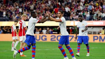 Los Angeles (United States), 27/07/2023.- Barcelona forward Ferran Torres (R) celebrates with Barcelona forward Ousmane Dembele after scoring during the second half of the 2023 Soccer Champions Tour match opposing Arsenal FC and Barcelona FC at SoFi Stadium in Los Angeles, California, USA, 26 July 2023. EFE/EPA/ETIENNE LAURENT