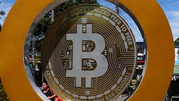 El precio de Bitcoin registró un máximo histórico de más de $103,000. Si hubieras invertido $1,000, tendrías esta cantidad actualmente.