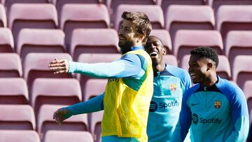 Soccer Football - FC Barcelona Training - Camp Nou, Barcelona, Spain - November 4, 2022 FC Barcelona's Gerard Pique with Ansu Fati and teammates during training REUTERS/Albert Gea