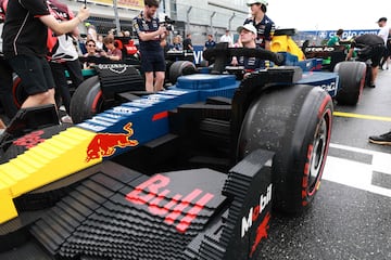 Durante el Gran Premio de Miami 2025, los 20 pilotos de F車rmula 1 desfilaron en r谷plicas a tama?o real de sus monoplazas, construidas con aproximadamente 400.000 piezas de LEGO cada una. Estas versiones el谷ctricas, con neum芍ticos Pirelli reales, alcanzaban hasta 20 km/h y fueron creadas en colaboraci車n con LEGO. El desfile reemplaz車 al tradicional cami車n de presentaci車n, ofreciendo una experiencia m芍s creativa, que gener車 entusiasmo tanto en la pista como entre los espectadores. La iniciativa busca acercar el espect芍culo de la F1 a los fans.