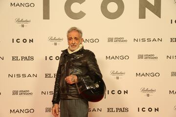 Alberto García-Alix posa en la alfombra roja de la gala por el décimo aniversario de 'Icon' celebrada en el Consulado Italiano de Madrid.