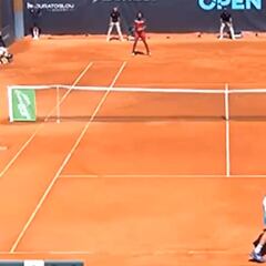 Una vez puede ser suerte, si lo hace dos es otra cosa: el efecto que le da a la bola es sublime