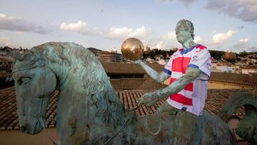 Monumento con la camiseta del Granada.