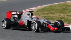 Romain Grosjean con el Haas VF-16 en Barcelona.